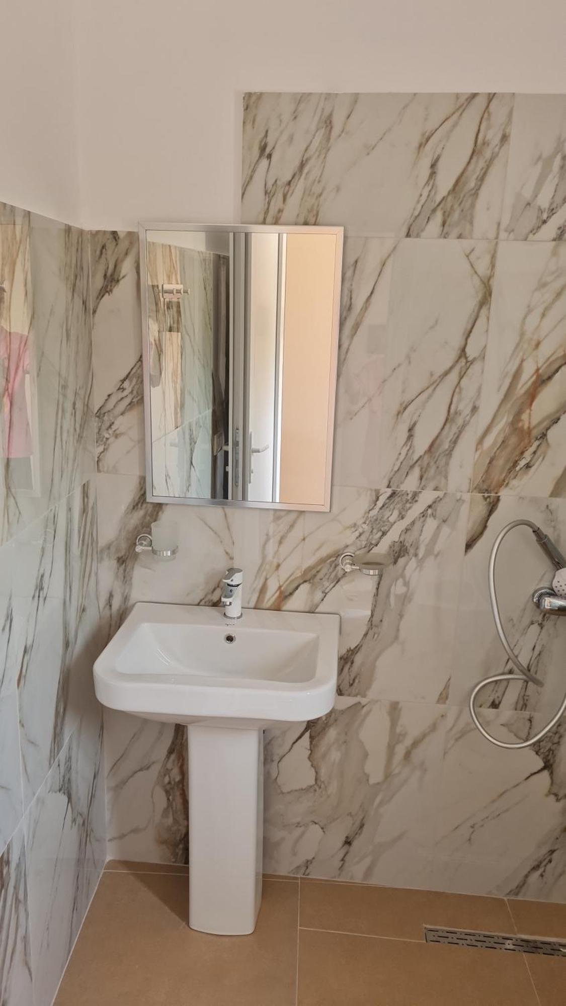 Sol Apartments Gjiri Lalzit ドゥラス エクステリア 写真