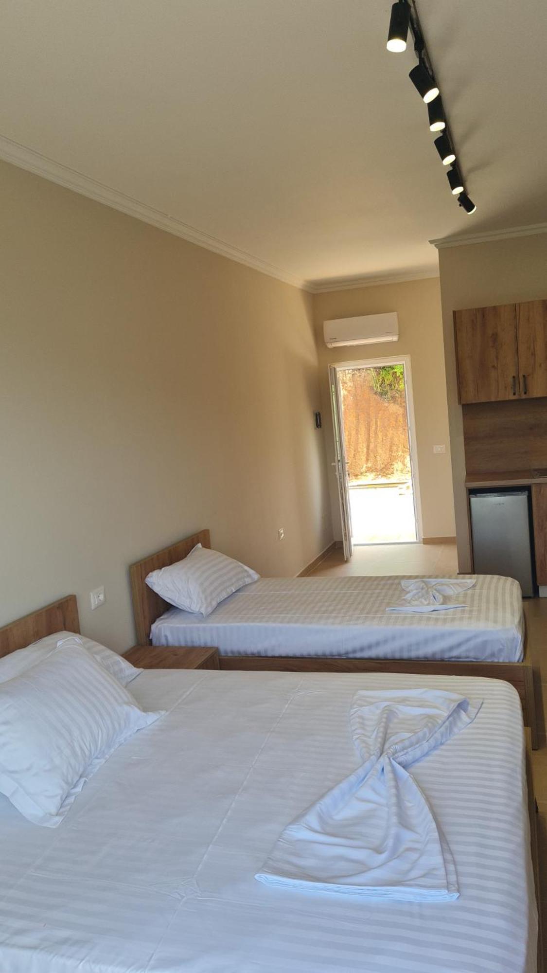 Sol Apartments Gjiri Lalzit ドゥラス エクステリア 写真