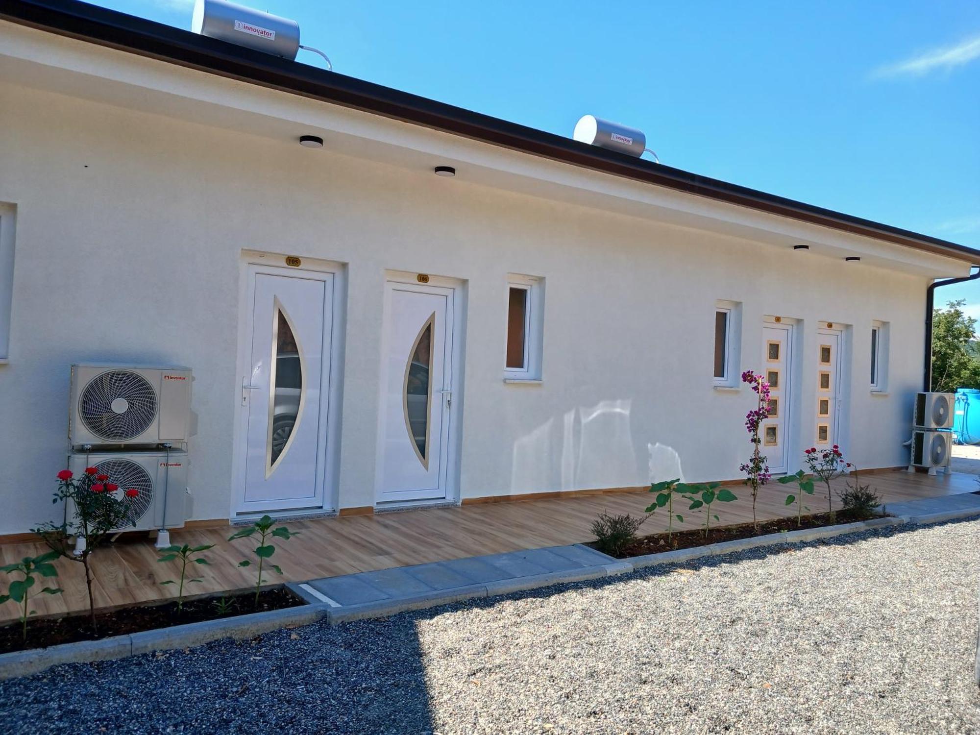 Sol Apartments Gjiri Lalzit ドゥラス エクステリア 写真