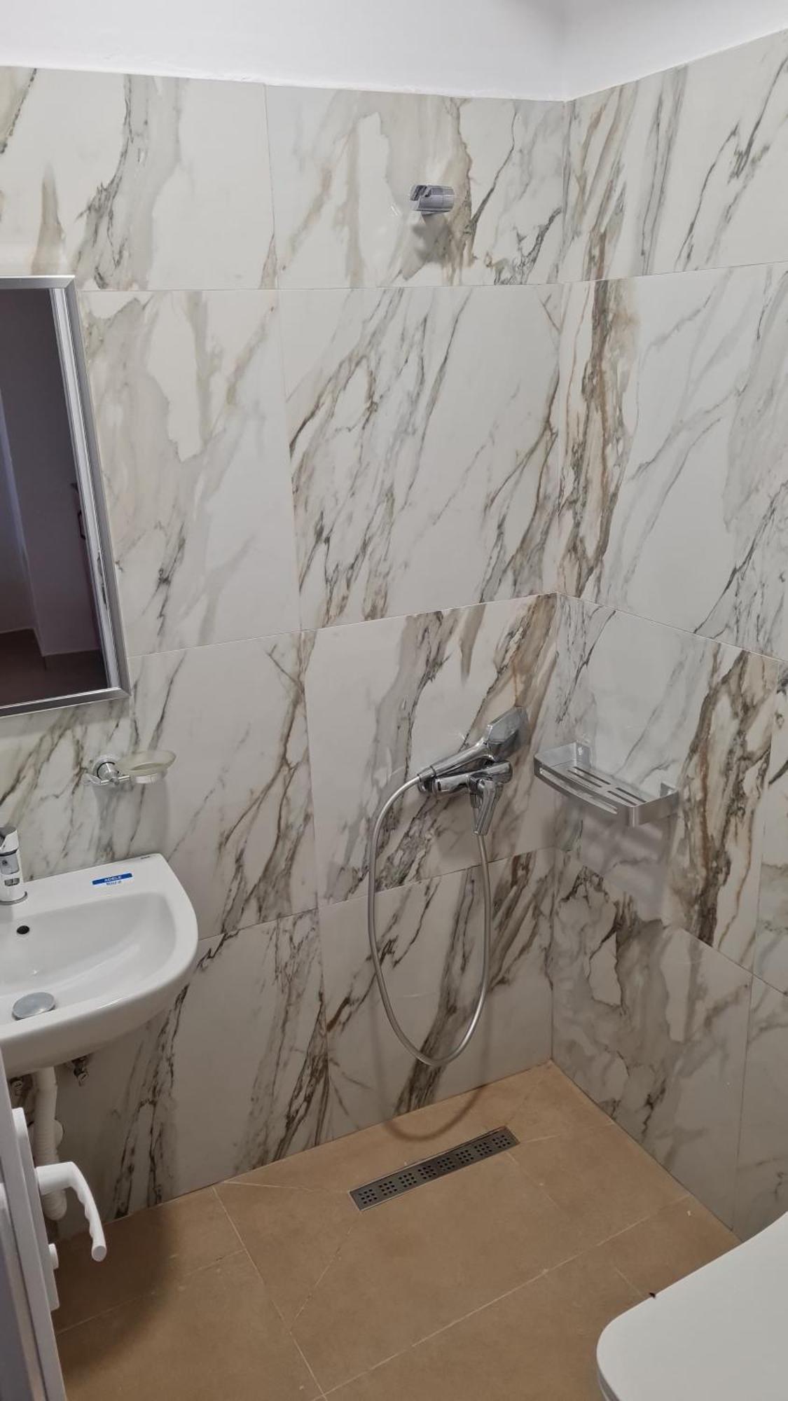 Sol Apartments Gjiri Lalzit ドゥラス エクステリア 写真